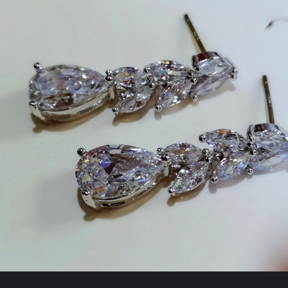 ABSOLUTELY STUNNING!! Leaf Dangle CZ earrings - Picture 4 of 7